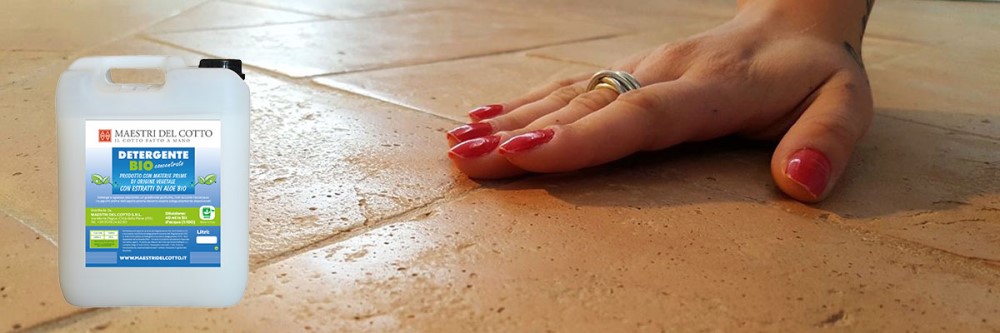pulire un pavimento in cotto