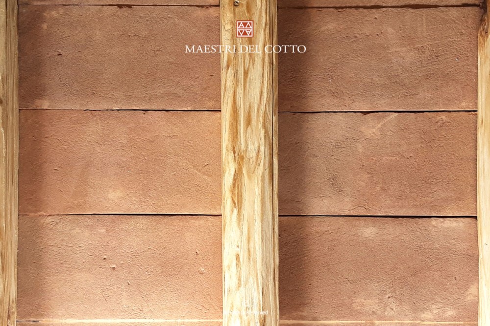 Sottotetto in Cotto Toscano e Travi in Legno Scuro