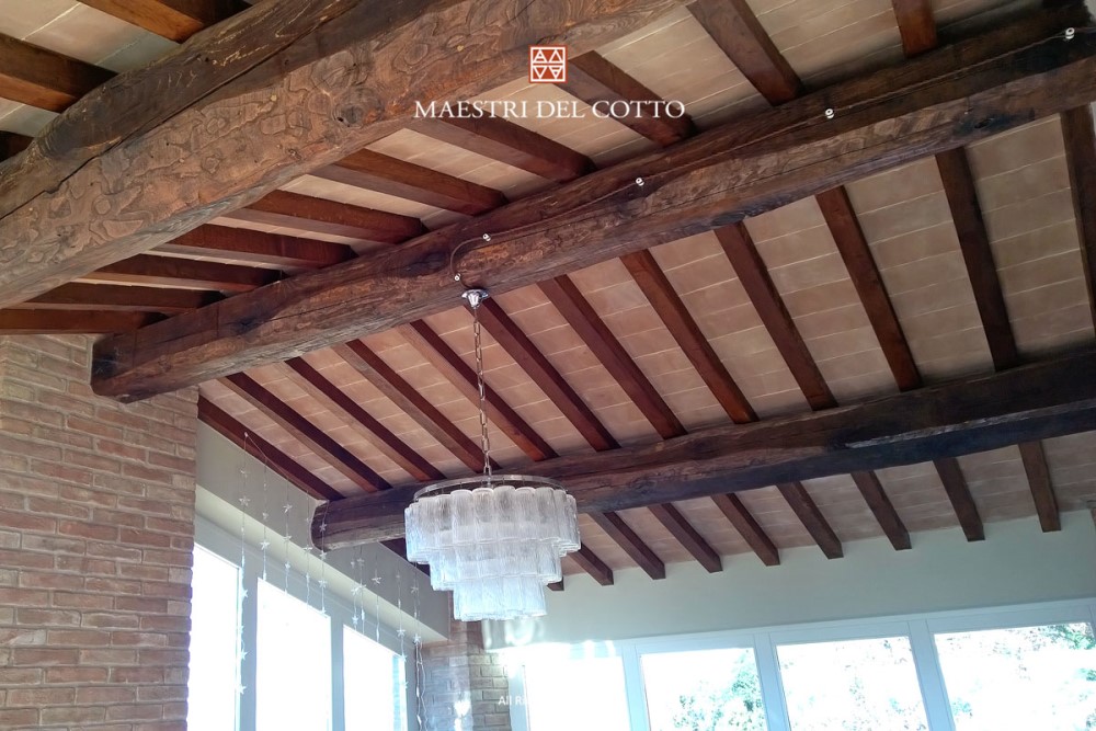 Sottotetto in Cotto Toscano e Travi in Legno Scuro