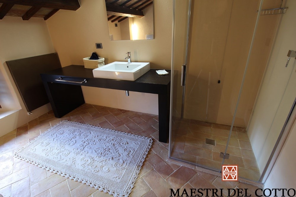 bagno con pavimento in cotto