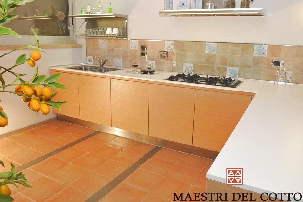 cucina moderna con pavimento in cotto