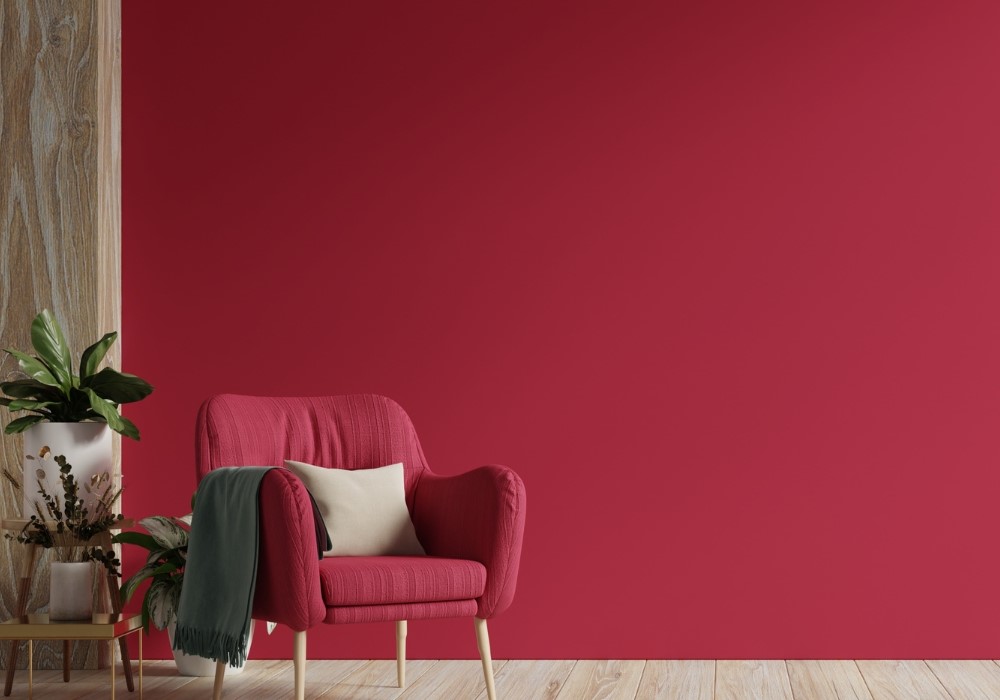 parete rossa con poltrona rossa