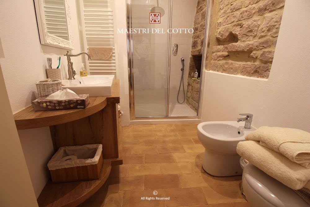 bagno in cotto e pietra