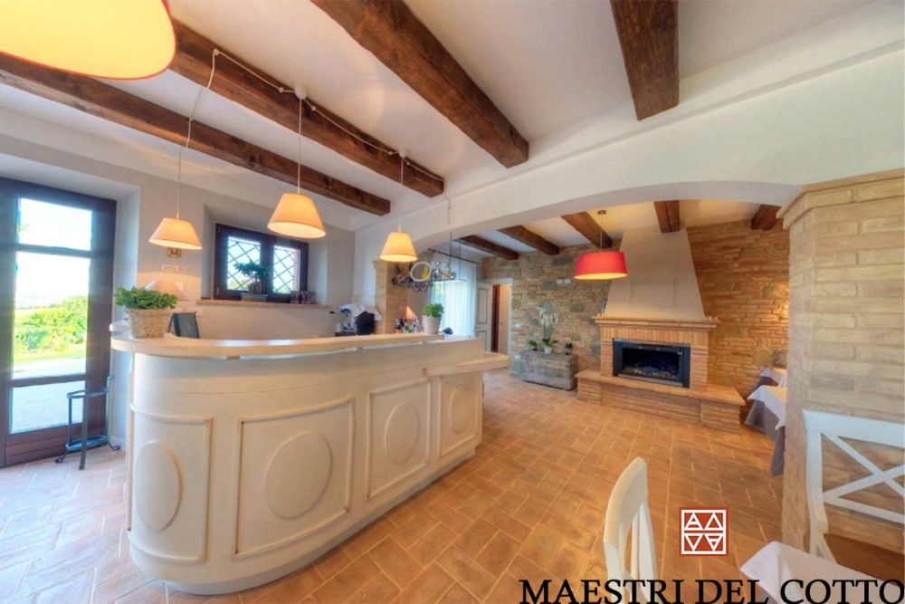 Pavimento in cotto per la reception