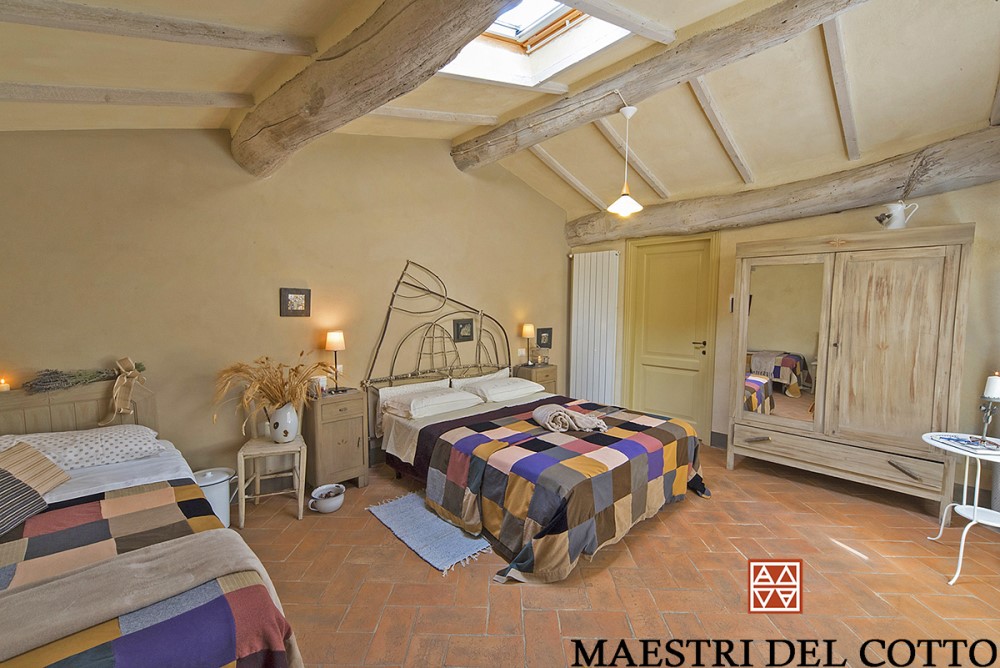 Pavimento in cotto e travi in legno