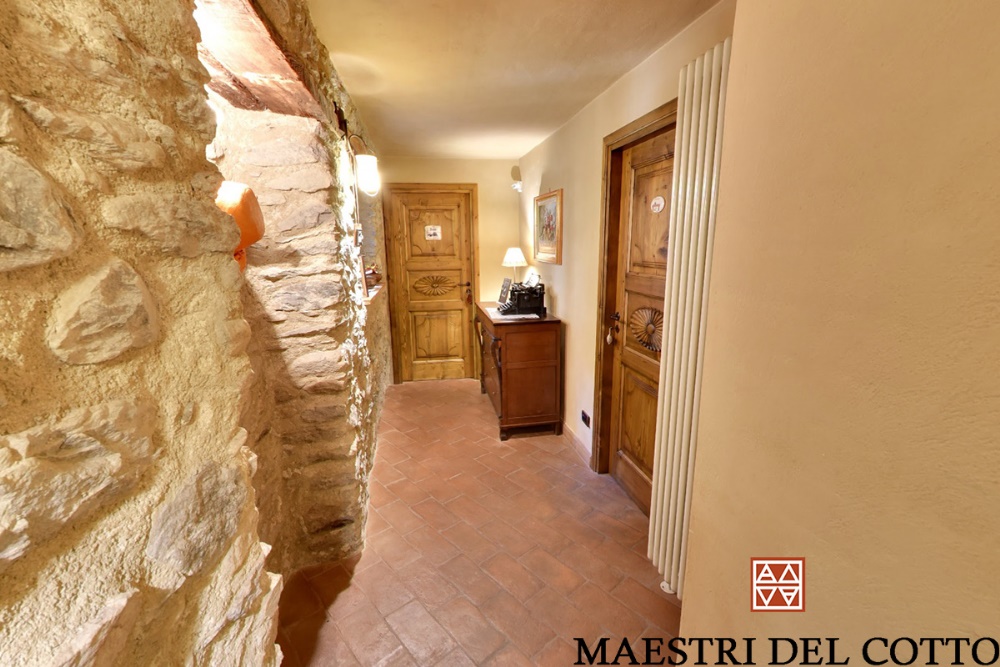 corridoio con pavimento in cotto