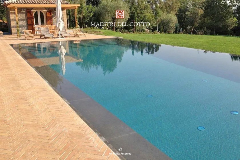 Pavimento in cotto piscina a sfioro