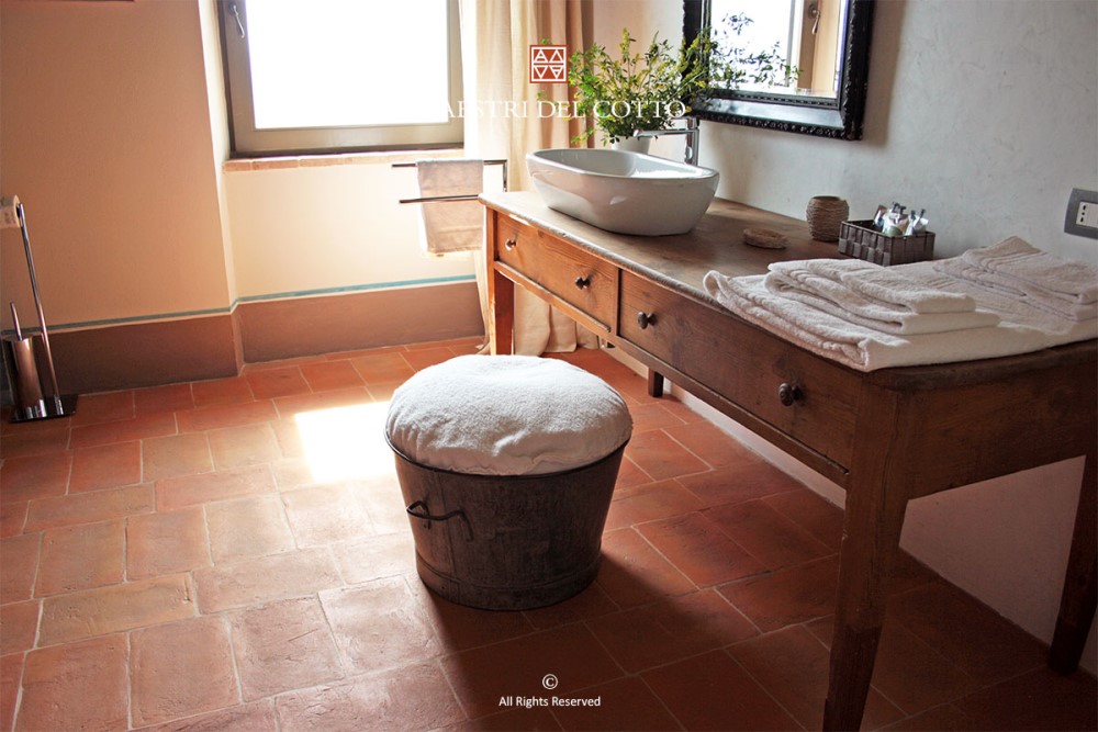 Bagno con pavimento in cotto