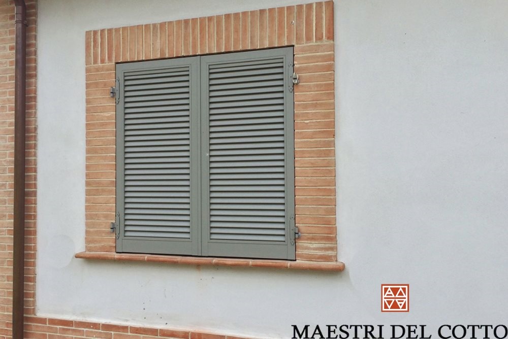 Cornice finestra con mattoni in cotto