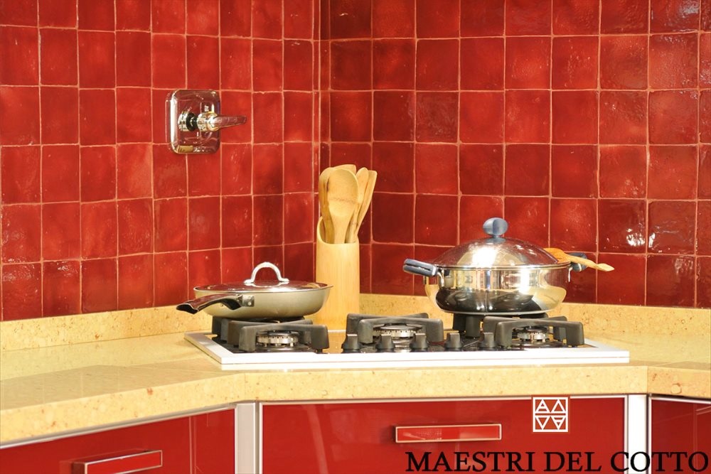 piastrelle terracotta smaltata in rosso selenio