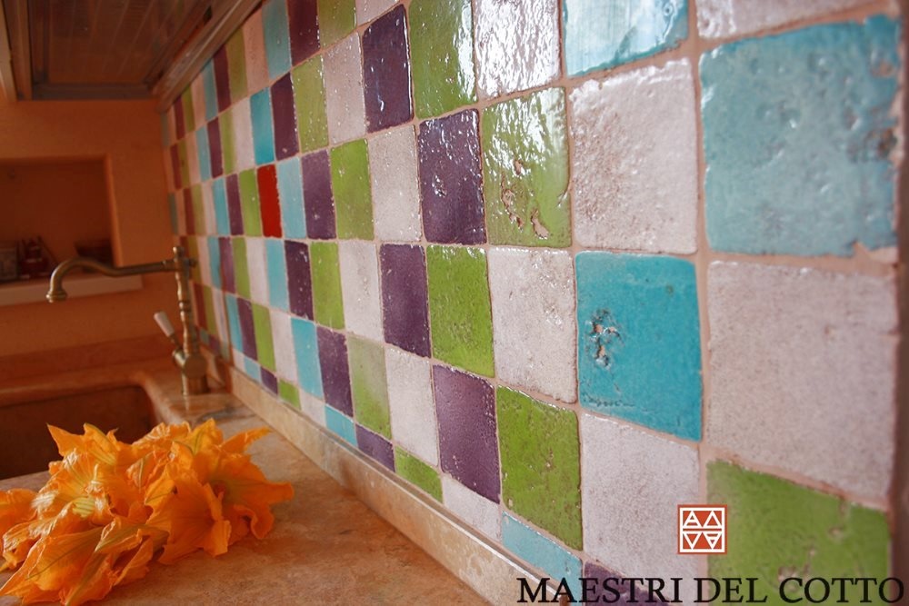 piastrelle cucina in cotto colorato